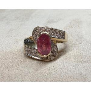 bague entrelacé d'un saphir rose