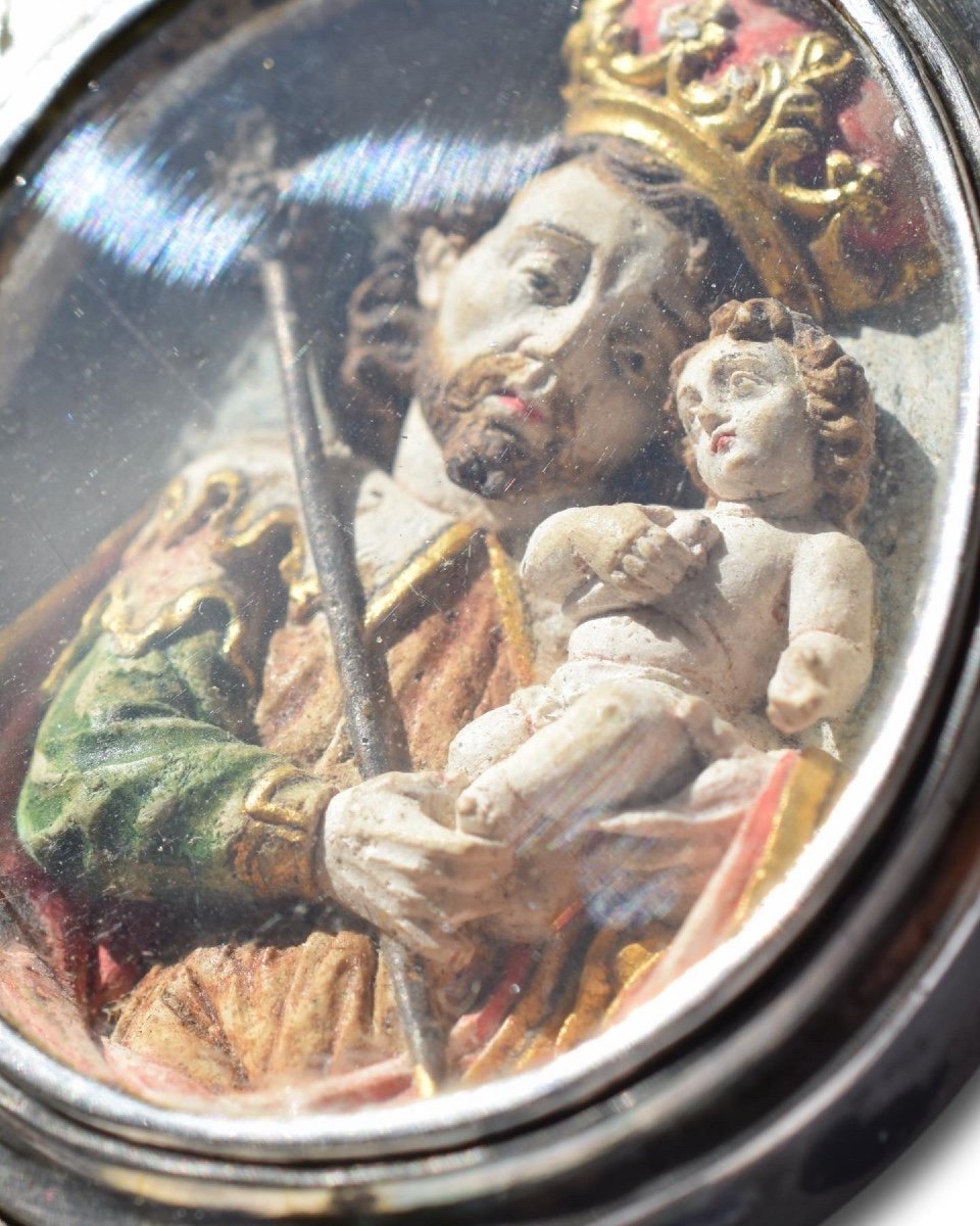 Pendant With A Relief Of Saint Joseph & The Christ Child. Mexican, 18th Century.-photo-2