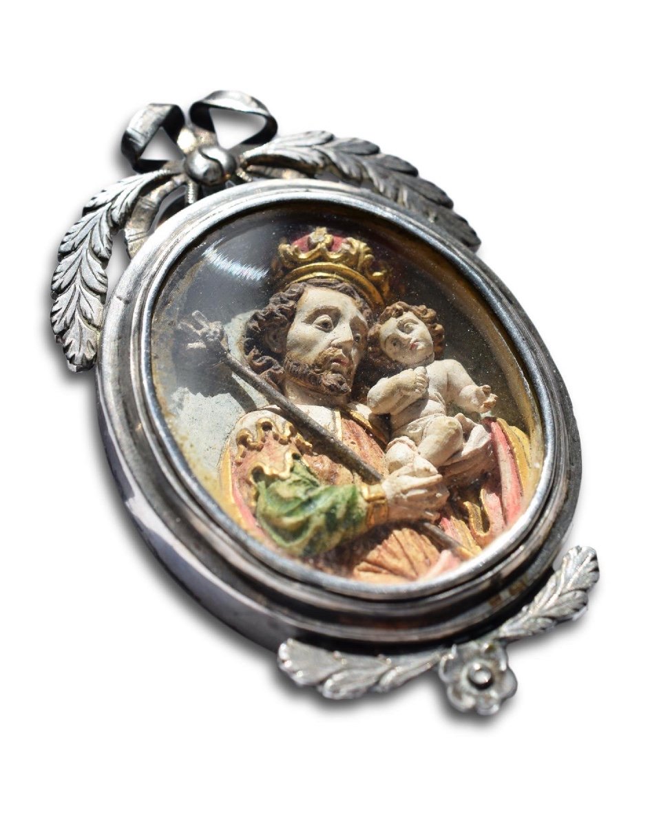 Pendant With A Relief Of Saint Joseph & The Christ Child. Mexican, 18th Century.-photo-3