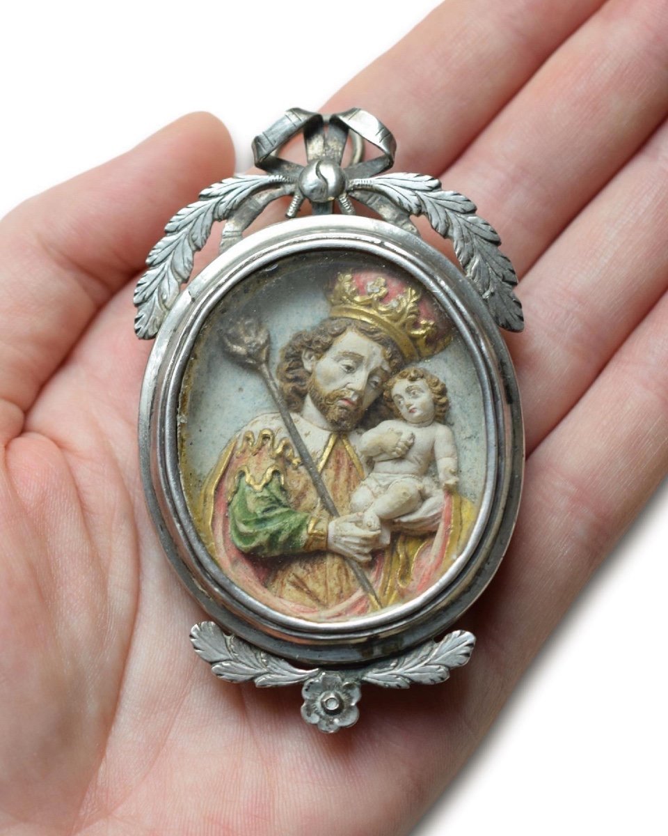 Pendant With A Relief Of Saint Joseph & The Christ Child. Mexican, 18th Century.-photo-3