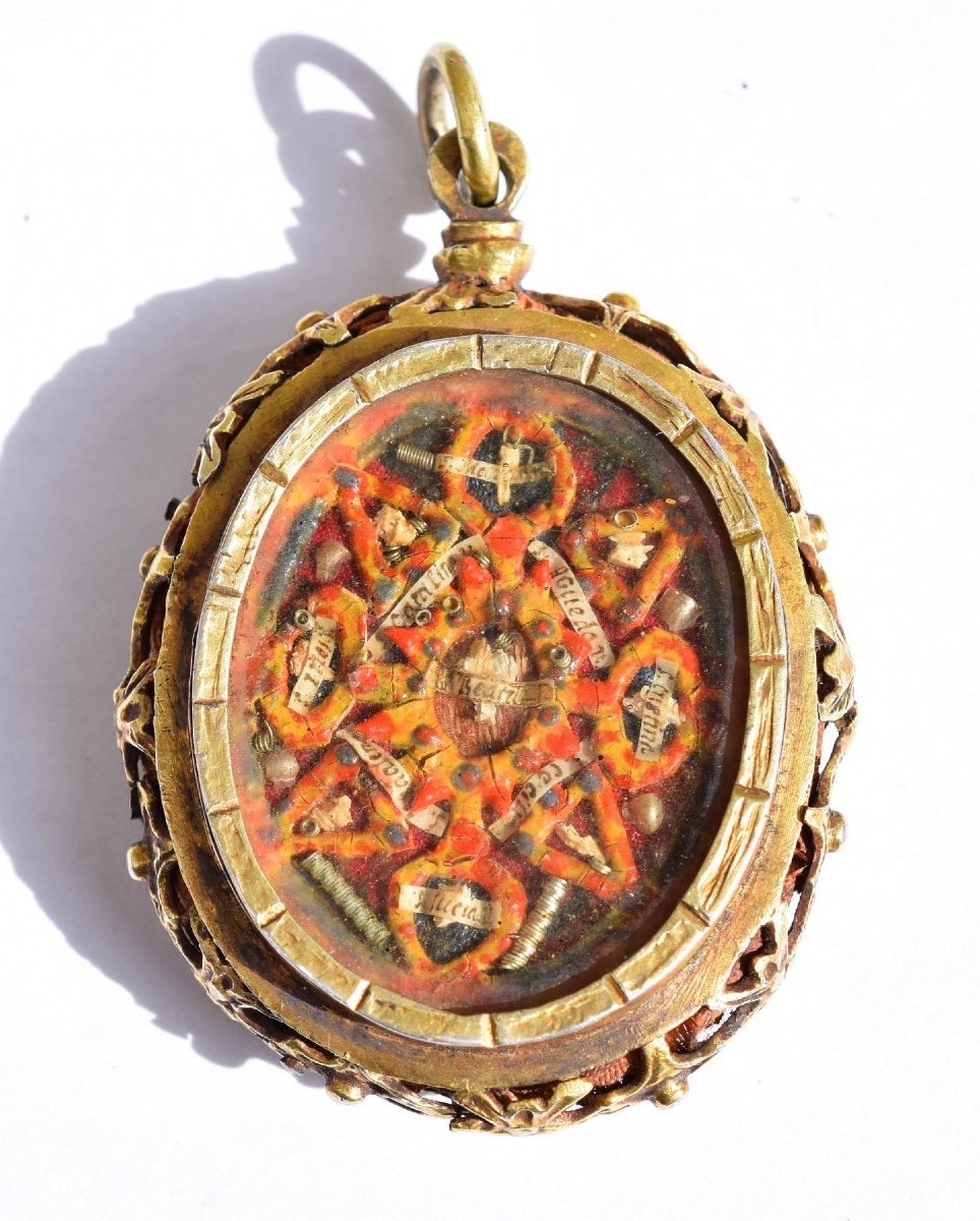 Pendentif Reliquaire En Argent Vermeil Ajouré. Espagnol, Début Du XVIIe Siècle. 