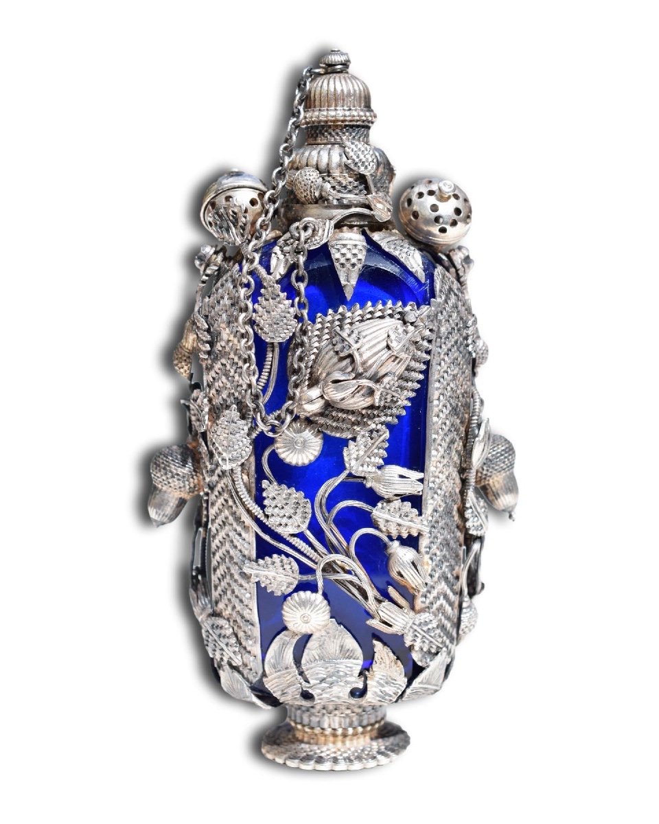 Extraordinaire Flacon De Parfum En Verre Bleu Monté Sur Argent. Allemand, Fin Du XVIIIe Siècle.