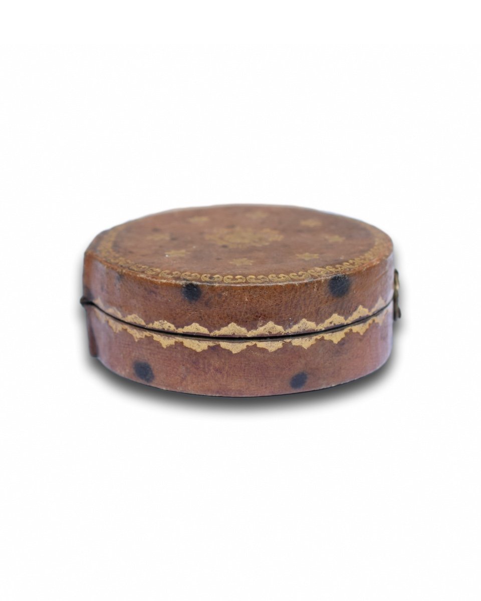 A Scagliola Snuff Box Mounted In Gold And Covered In Leather. Italian, End Of The Eighteenth Century.-photo-3