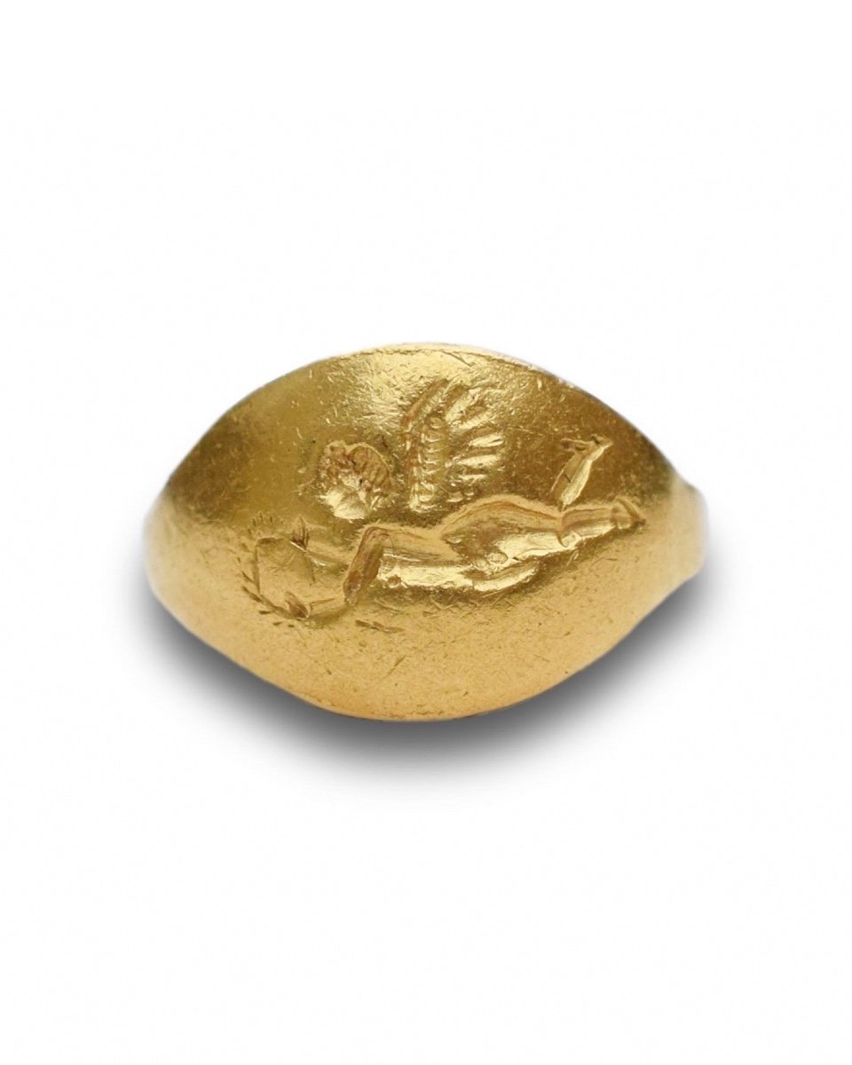 Ancient Gold Child’s Ring With A Flying Eros. Roman, 1st / 2nd Century Ad.-photo-2