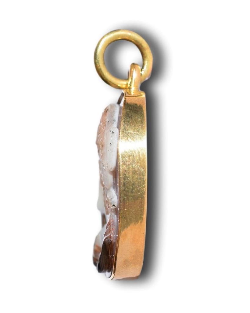 Camée En Agate d'Une Muse Montée Dans Une Monture En Pendentif En Or. Italien, XVIIe Siècle. -photo-3