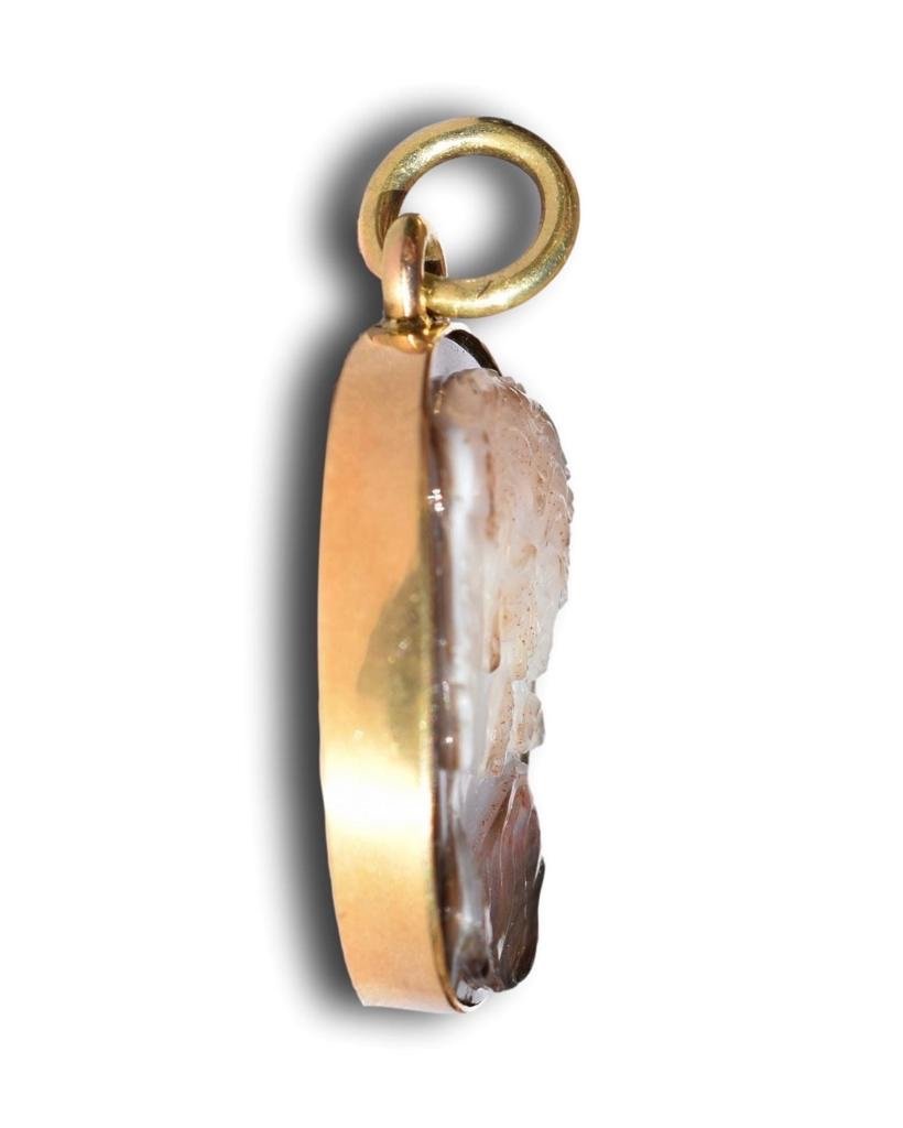 Camée En Agate d'Une Muse Montée Dans Une Monture En Pendentif En Or. Italien, XVIIe Siècle. -photo-4