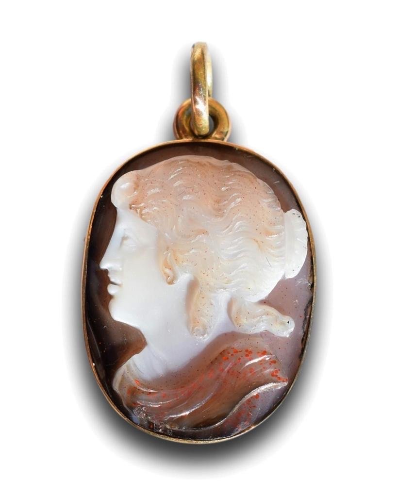 Camée En Agate d'Une Muse Montée Dans Une Monture En Pendentif En Or. Italien, XVIIe Siècle. 