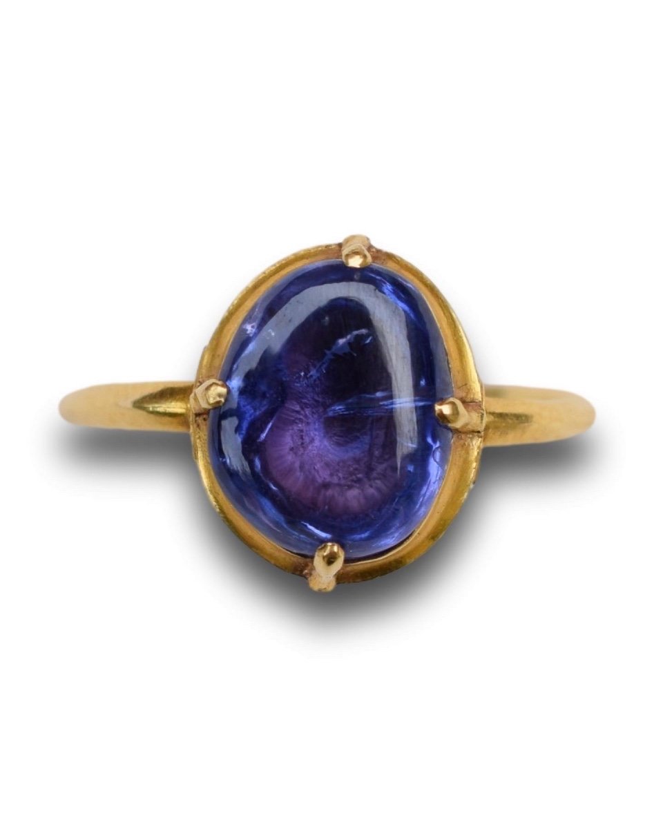 Bague Saphir Cabochon Extrêmement Fine Et Importante. Anglais, XIIIe Siècle.