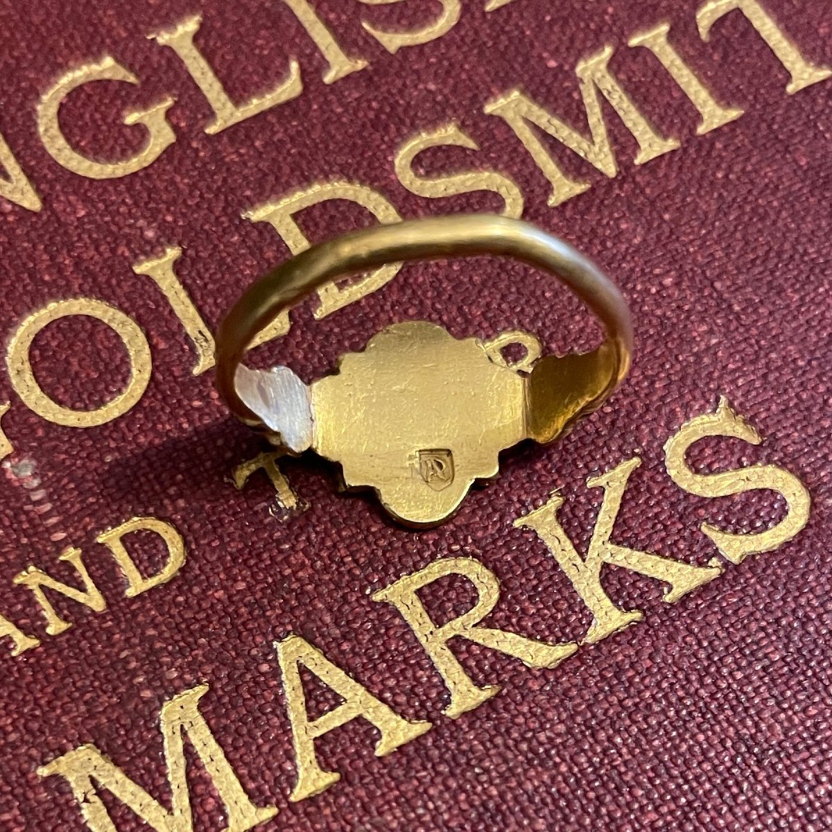 Tudor ‘deaths Head’ Ring, With An Enamelled Skull And The Words ‘memento Mori’.-photo-1