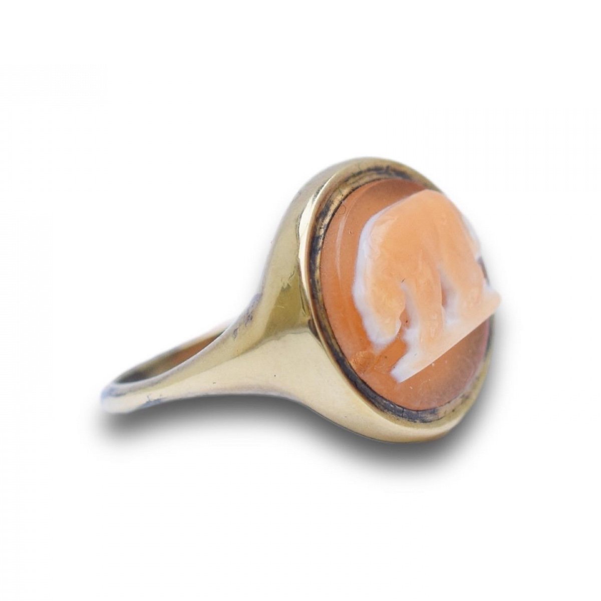 Bague En Or Avec Un Camée En Agate d'Une Lionne Marchant à Grands Pas. Européen, XVIIe Siècle.-photo-4