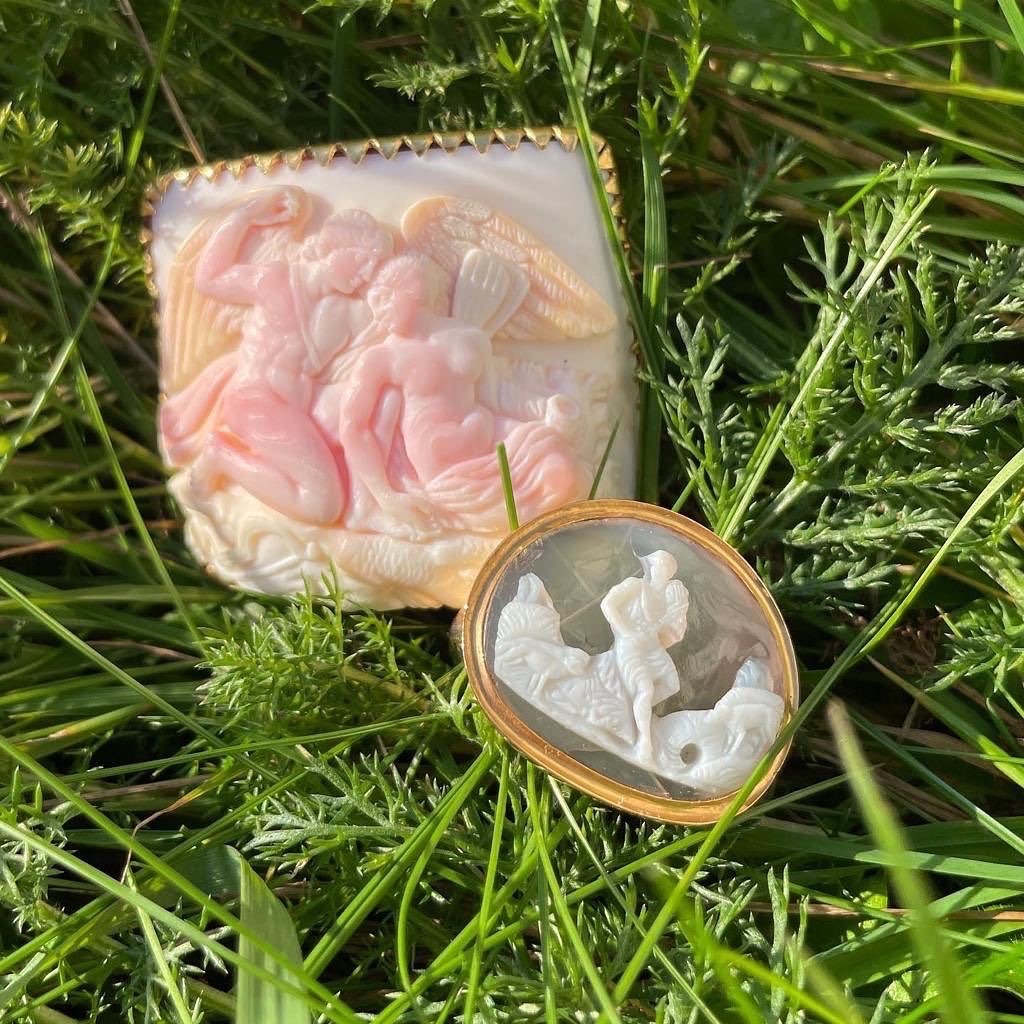 Fine Shell Cameo Pendant Of Cupid And Psyche. Italian, C.1820. -photo-1