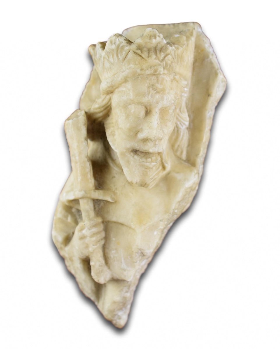 Fragment d'Albâtre De Nottingham d'Un Roi Brandissant Une épée. Anglais, XVe Siècle. 