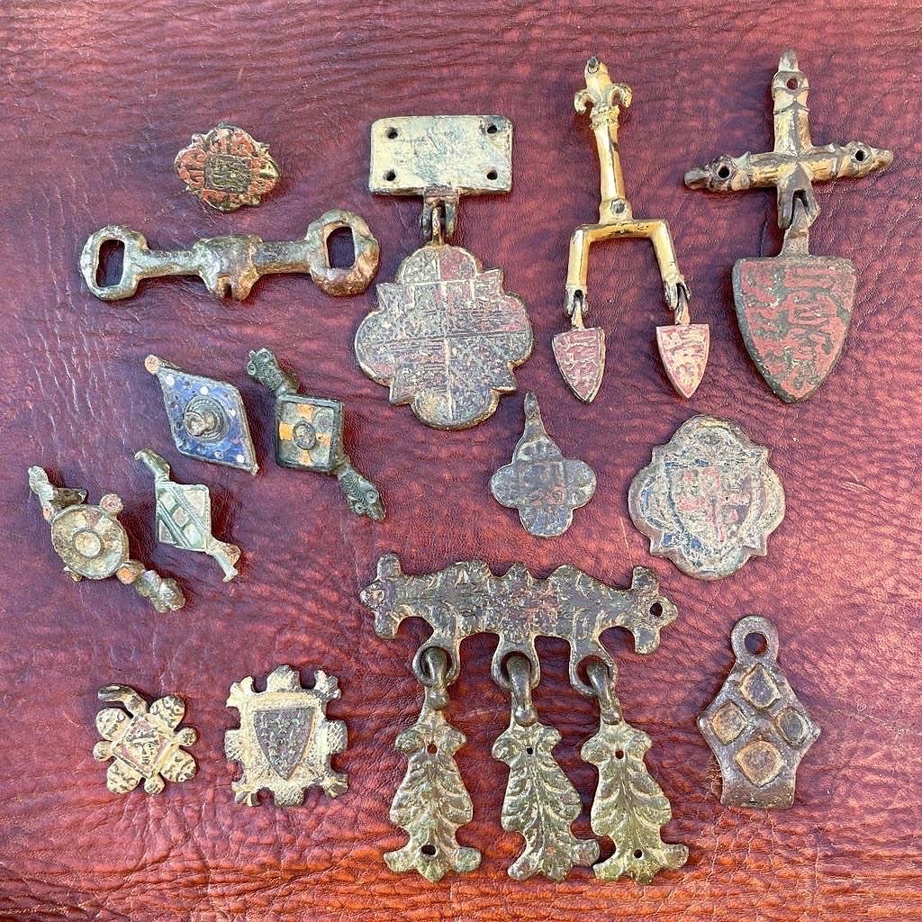 Quinze Pendentifs De Harnais De Cheval Romains Et Médiévaux En Bronze Doré Et émaillé.-photo-1