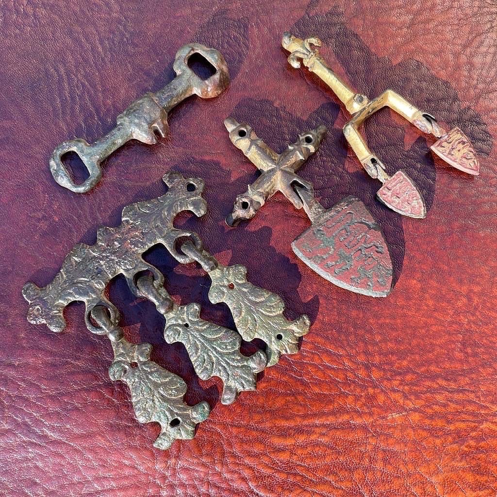 Quinze Pendentifs De Harnais De Cheval Romains Et Médiévaux En Bronze Doré Et émaillé.-photo-2