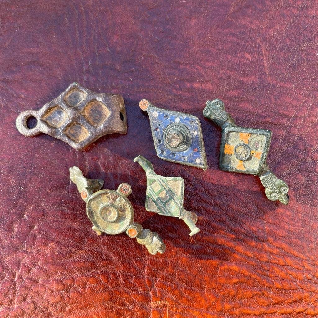 Quinze Pendentifs De Harnais De Cheval Romains Et Médiévaux En Bronze Doré Et émaillé.-photo-4