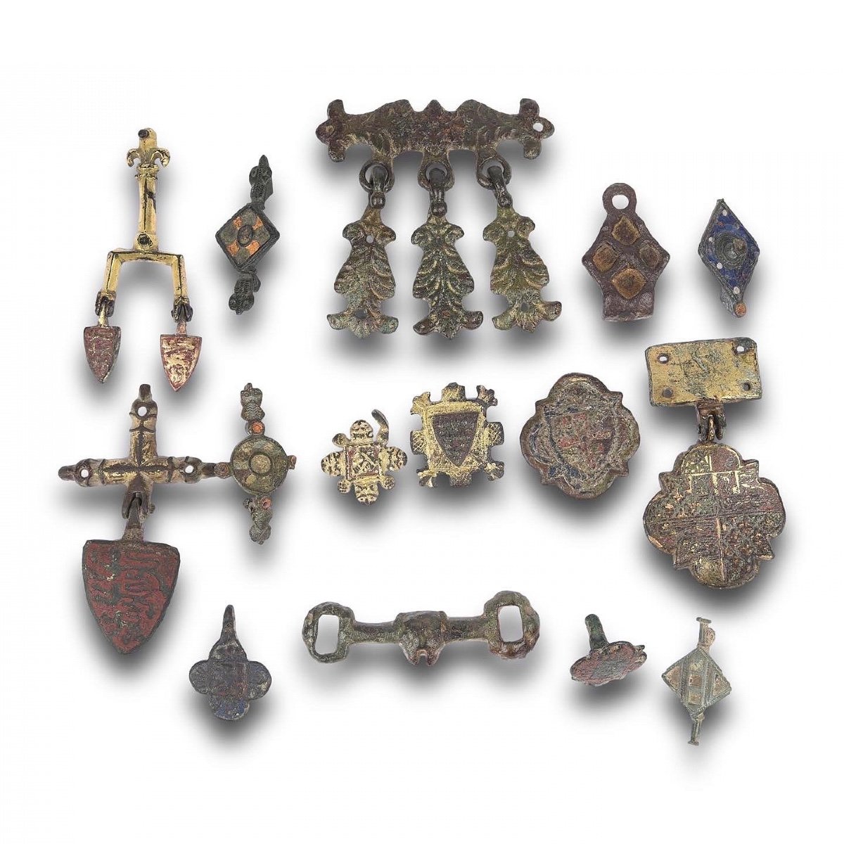 Quinze Pendentifs De Harnais De Cheval Romains Et Médiévaux En Bronze Doré Et émaillé.