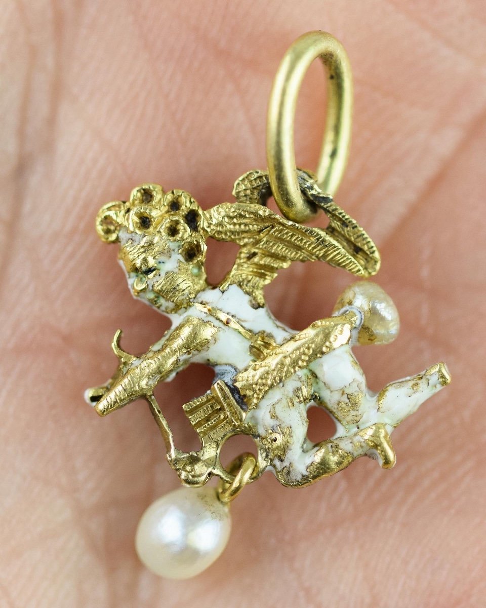 Charming Enamelled Pendant Of A Flying Cupid. German, 17th Century.-photo-2