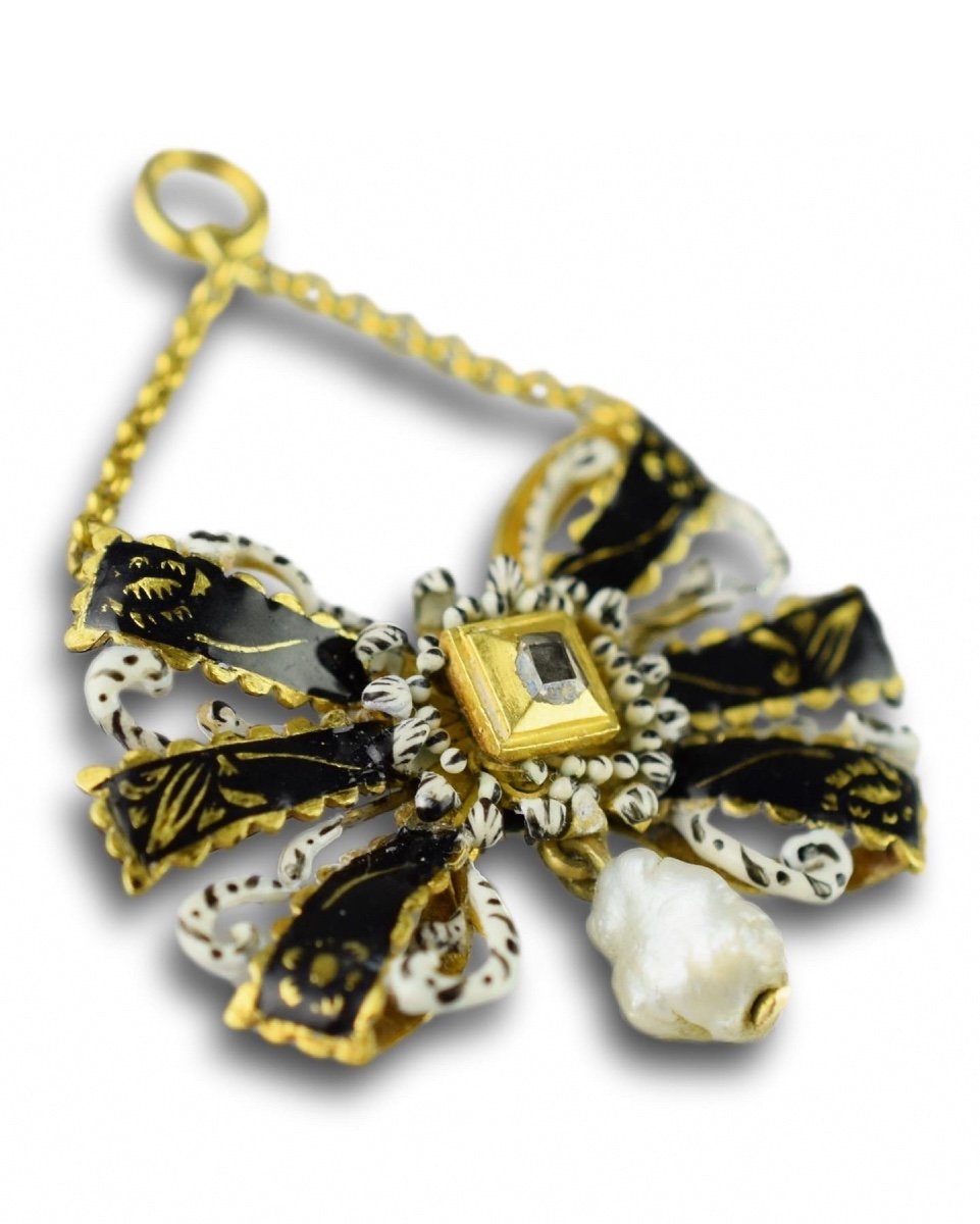 Pendentif En Diamant Et Or émaillé En Forme De Nœud. Italien, XVIIe Siècle.  -photo-2
