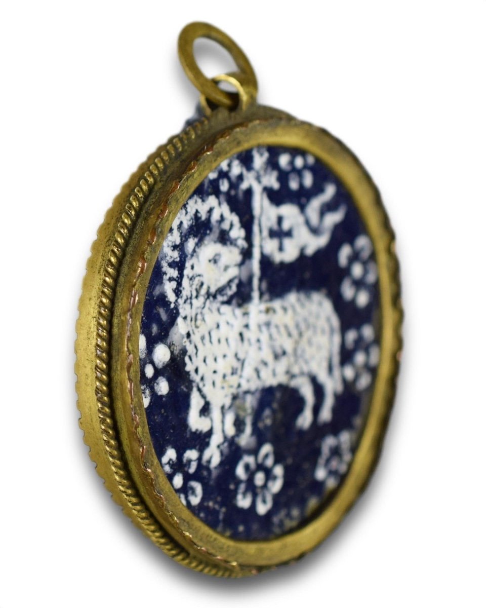 Pendentif reliquaire avec l'Agnus Dei. Français ou allemand, XVe siècle.-photo-2