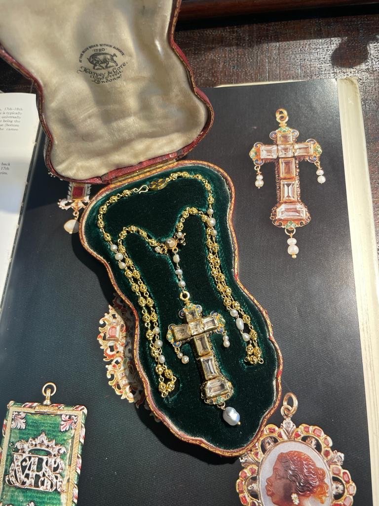Gold & Enamel Cross Pendant With Table Cut Rock Crystals. Spanish, 17th Century.-photo-8