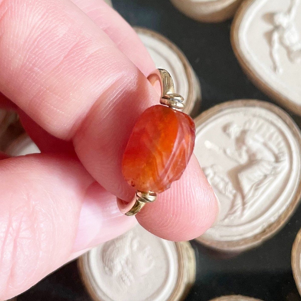 Scarabée De Cornaline égyptienne Antique Monté Sur Une Bague En Or Du XIXe Siècle.  -photo-4