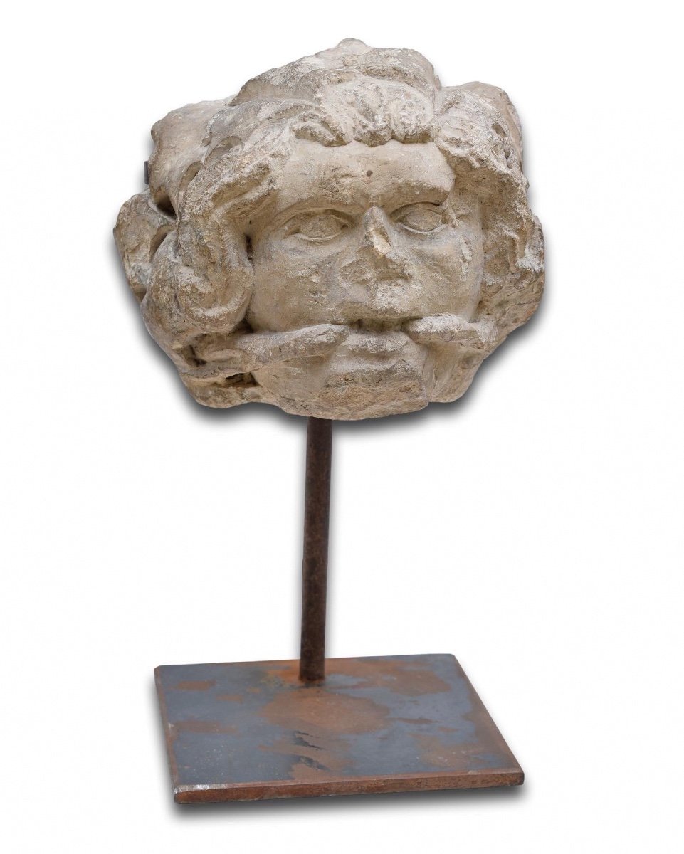 Tête en pierre calcaire d'un homme vert. France, probablement Bourgogne, XIIIe siècle.-photo-1