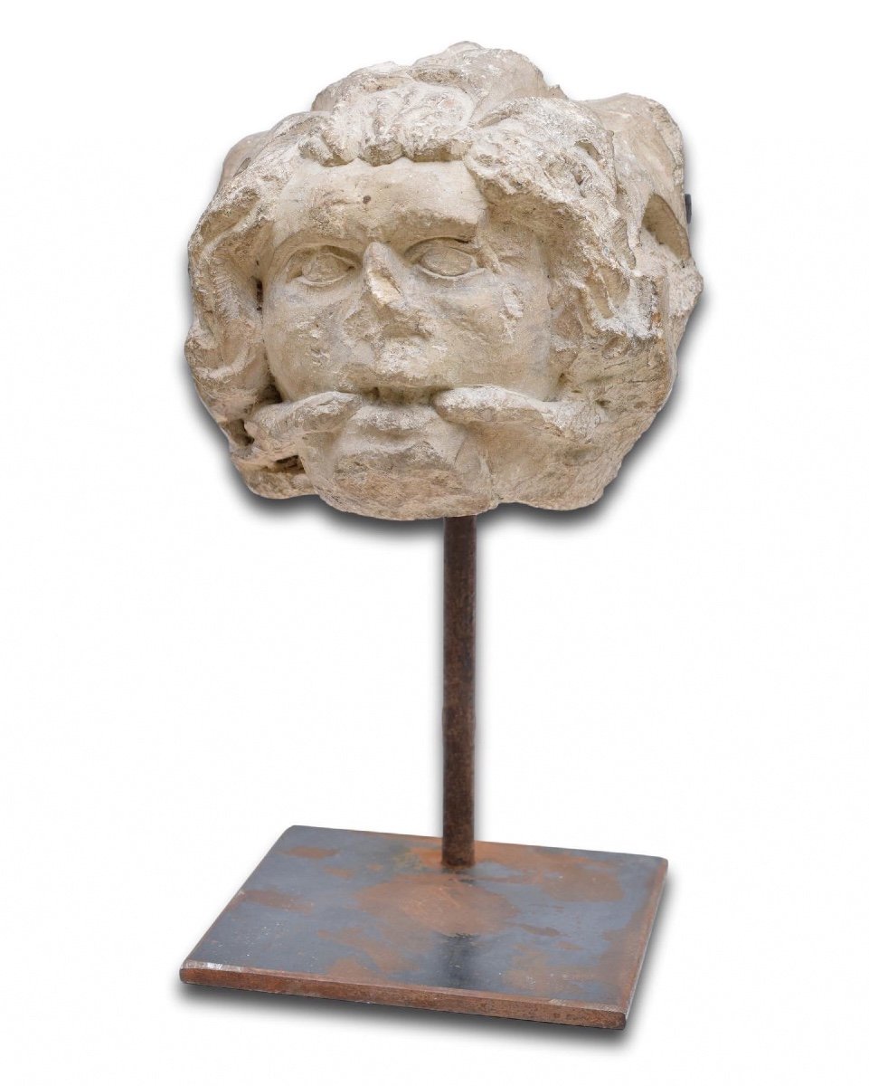 Tête en pierre calcaire d'un homme vert. France, probablement Bourgogne, XIIIe siècle.-photo-2