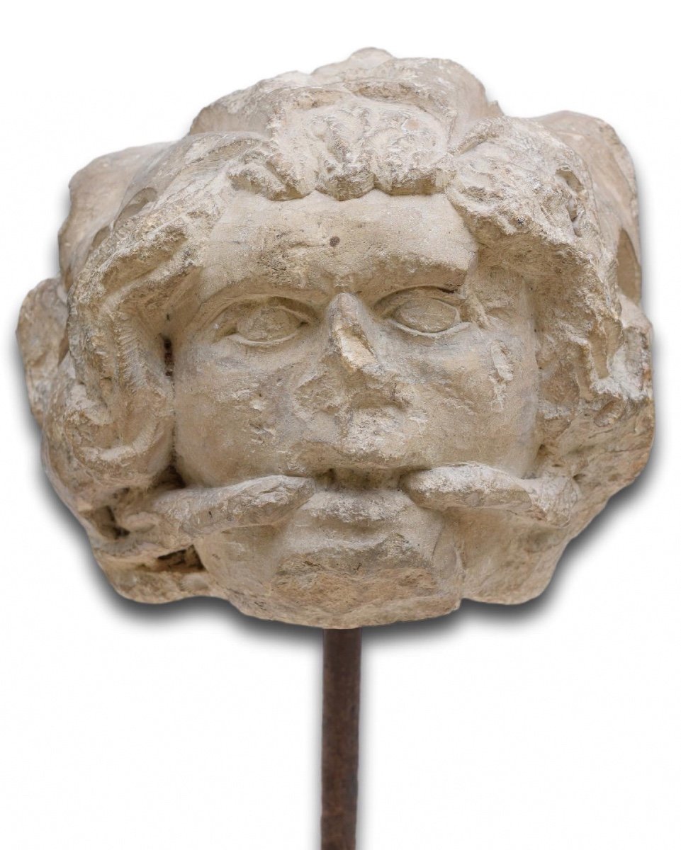 Tête en pierre calcaire d'un homme vert. France, probablement Bourgogne, XIIIe siècle.