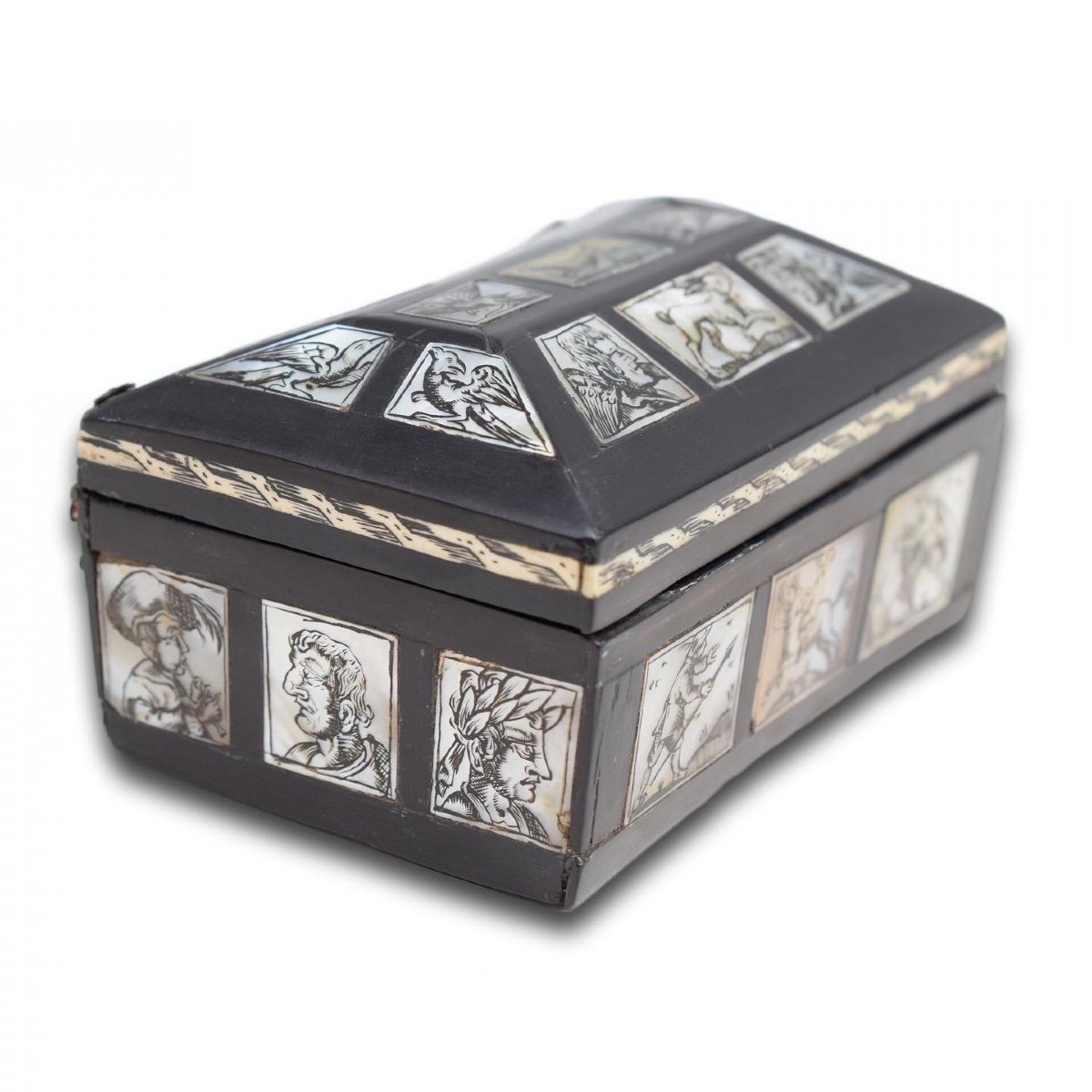 Coffret Noirci Avec Os Gravé Et Nacre. Italie Du Nord, XVIIe Siècle -photo-4