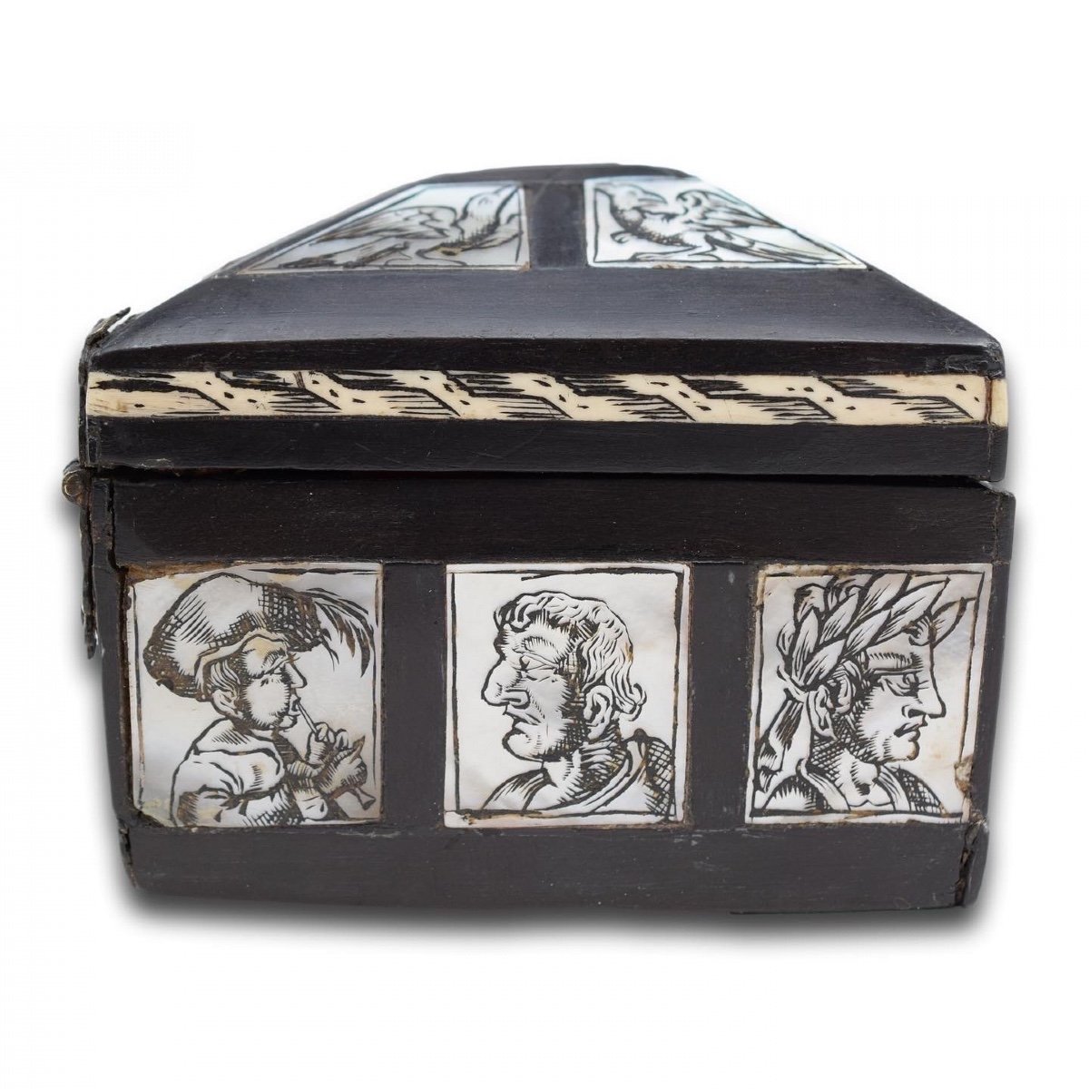 Coffret Noirci Avec Os Gravé Et Nacre. Italie Du Nord, XVIIe Siècle -photo-2