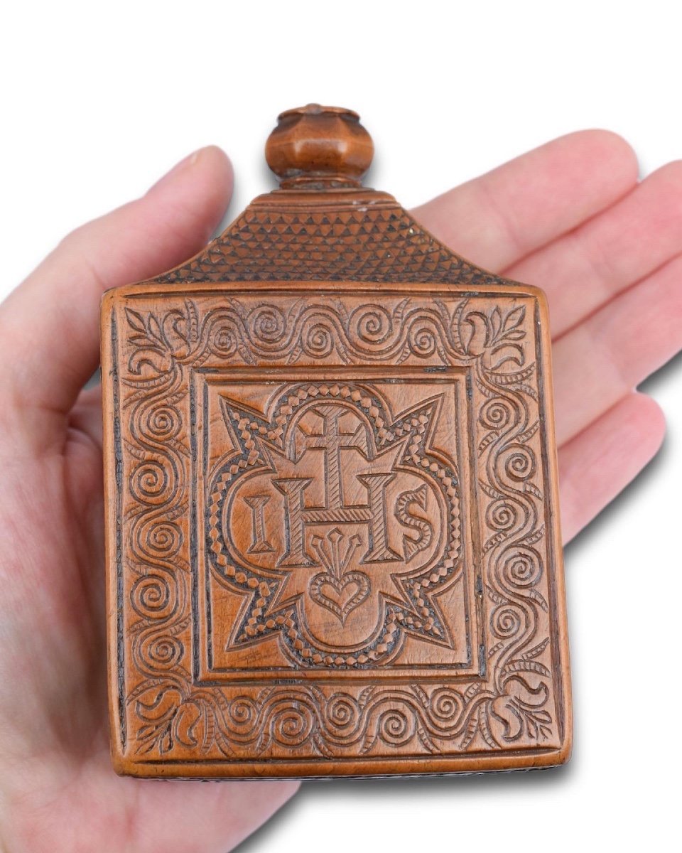 Flacon Et Coffret En Buis Gravé Et Ciselé. Français, Daté De 1723. -photo-1