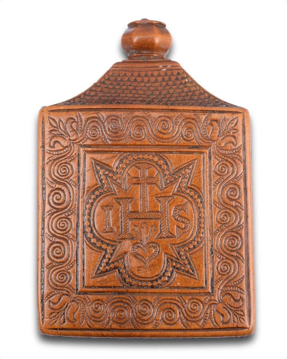 Flacon Et Coffret En Buis Gravé Et Ciselé. Français, Daté De 1723. 