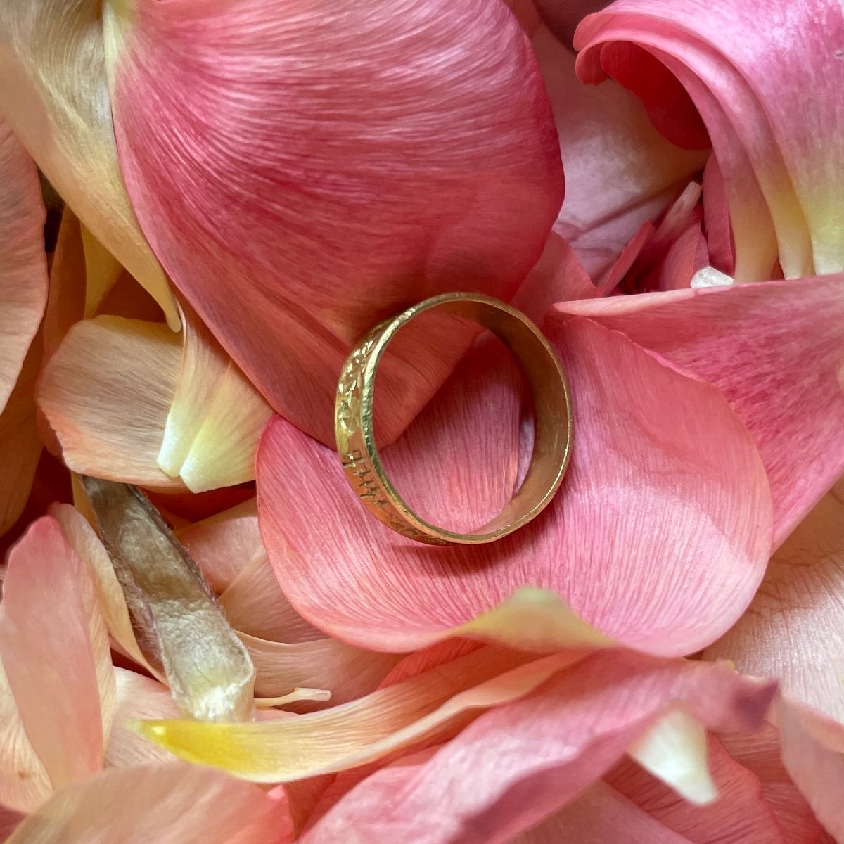 Rare Gold Black-letter Posy Ring, ‘mon Coeur Avez’. English, 15th Century.-photo-4
