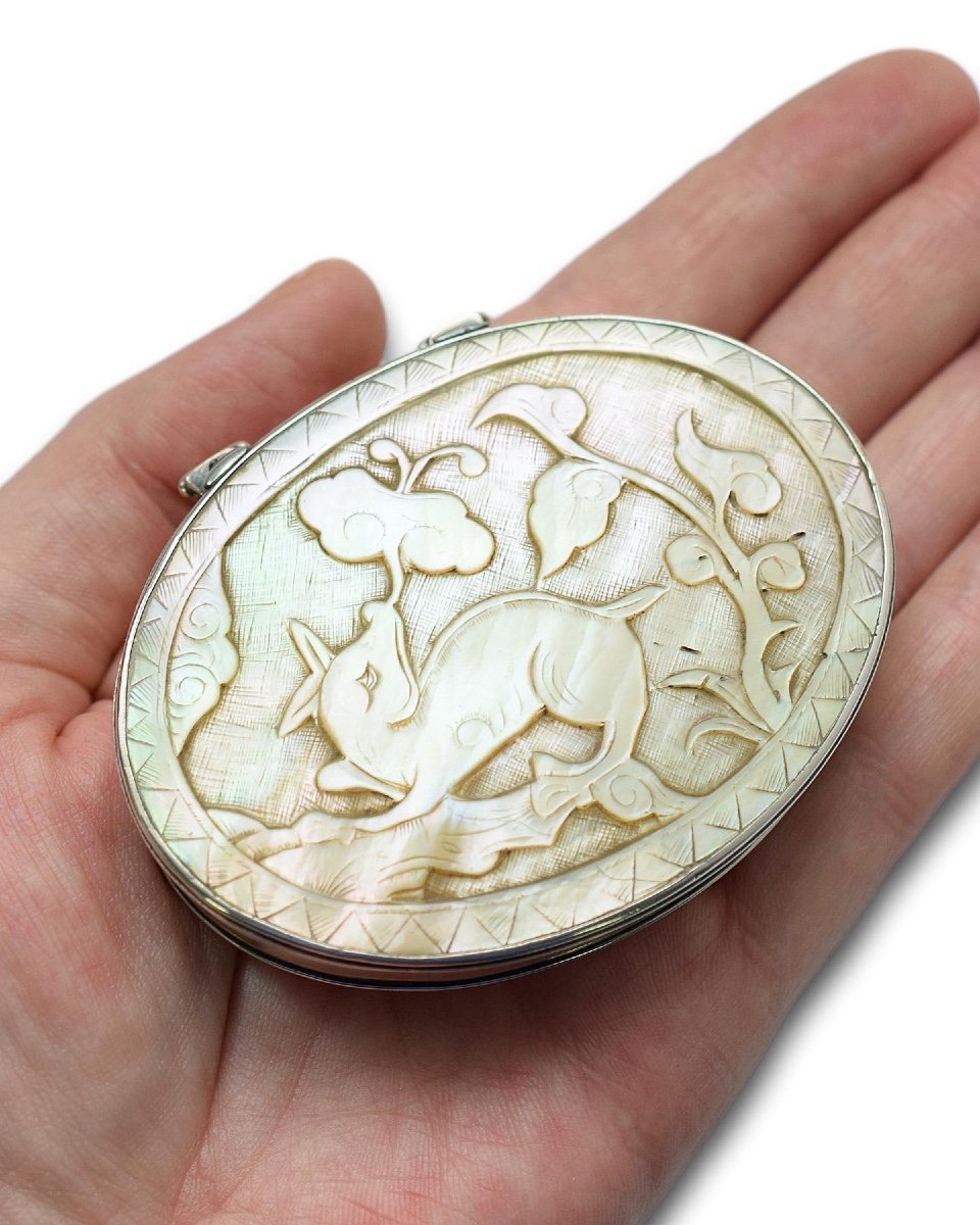 Tabatière En Argent Et Nacre. Anglais Et Chinois, Début Du XVIIIe Siècle.-photo-2