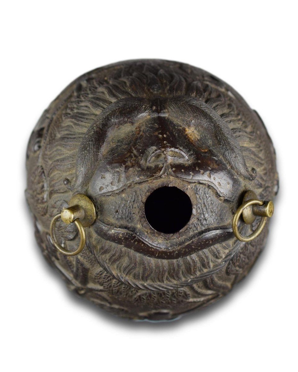 Flacon "Bugbear" en noix de coco sculpté de scènes de chasse. Français, début du XIXe siècle.