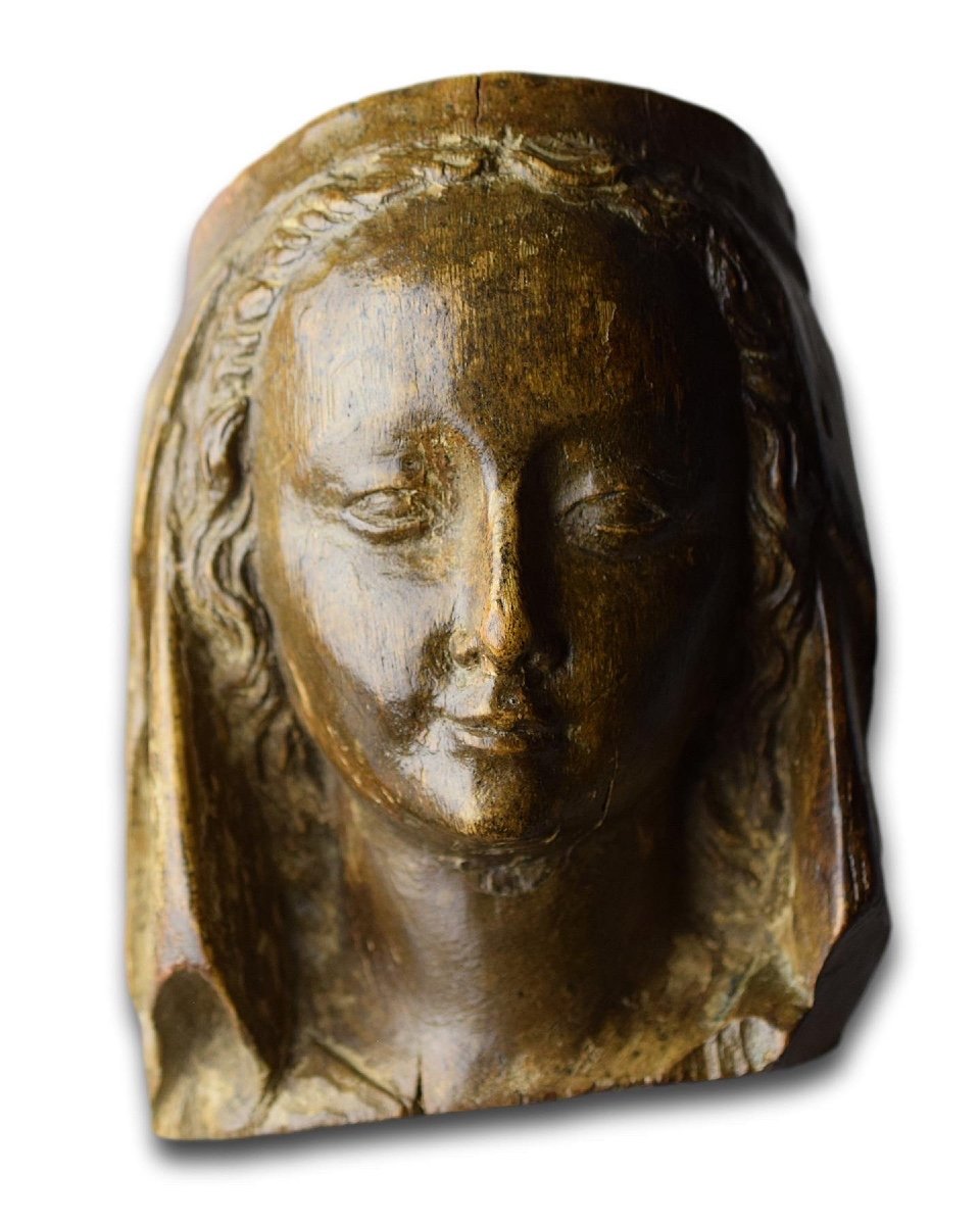 Elégante Tête De Vierge En Chêne. Français, Seconde Moitié Du XVe Siècle. 