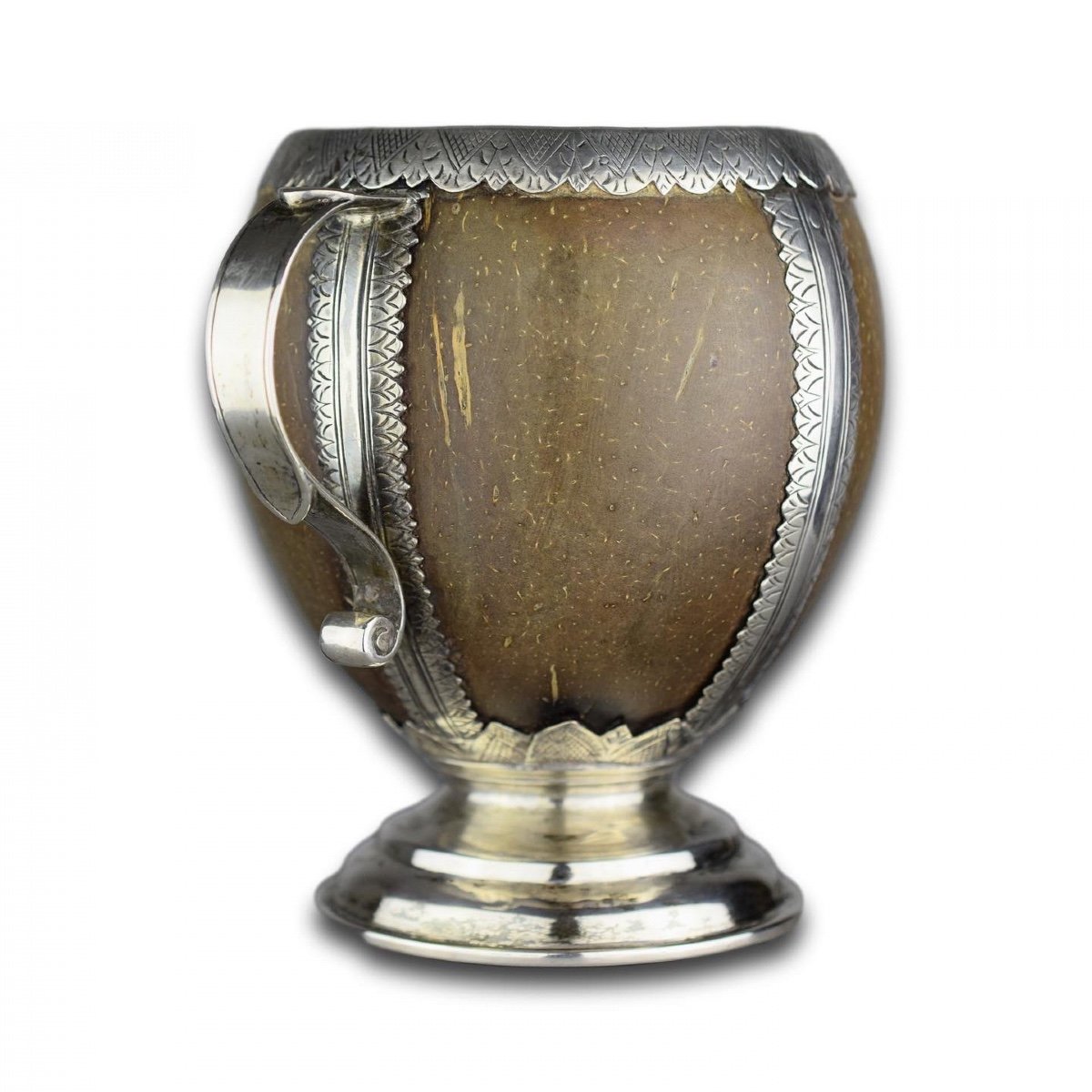 Une Tasse De Noix De Coco Montée En Argent. Anglais, Milieu Du XVIIIe Siècle.-photo-4