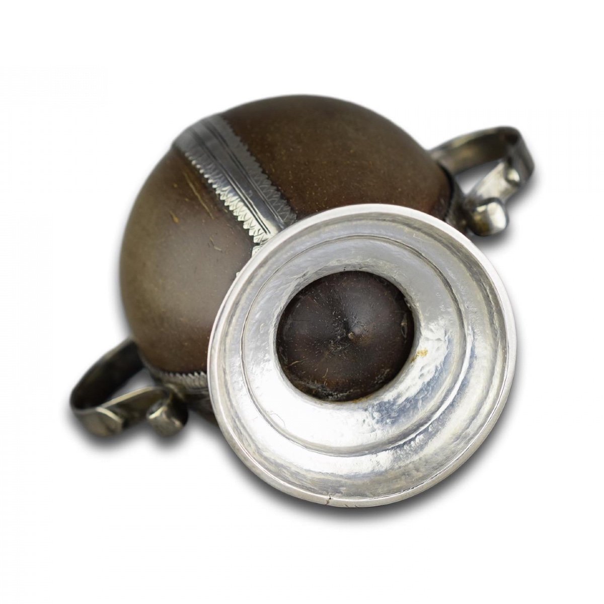 Une Tasse De Noix De Coco Montée En Argent. Anglais, Milieu Du XVIIIe Siècle.-photo-1
