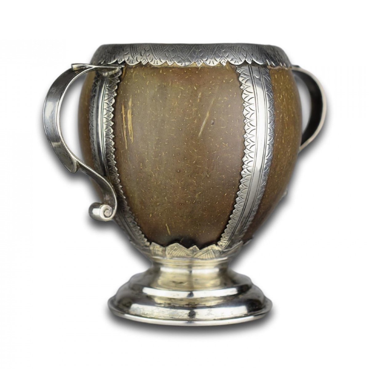 Une Tasse De Noix De Coco Montée En Argent. Anglais, Milieu Du XVIIIe Siècle.-photo-2