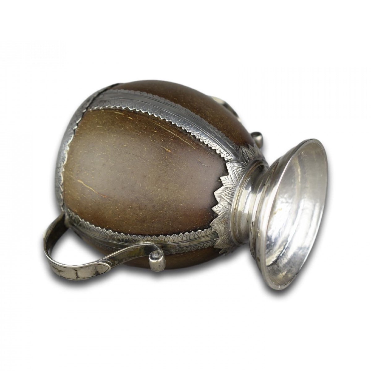 Une Tasse De Noix De Coco Montée En Argent. Anglais, Milieu Du XVIIIe Siècle.-photo-4