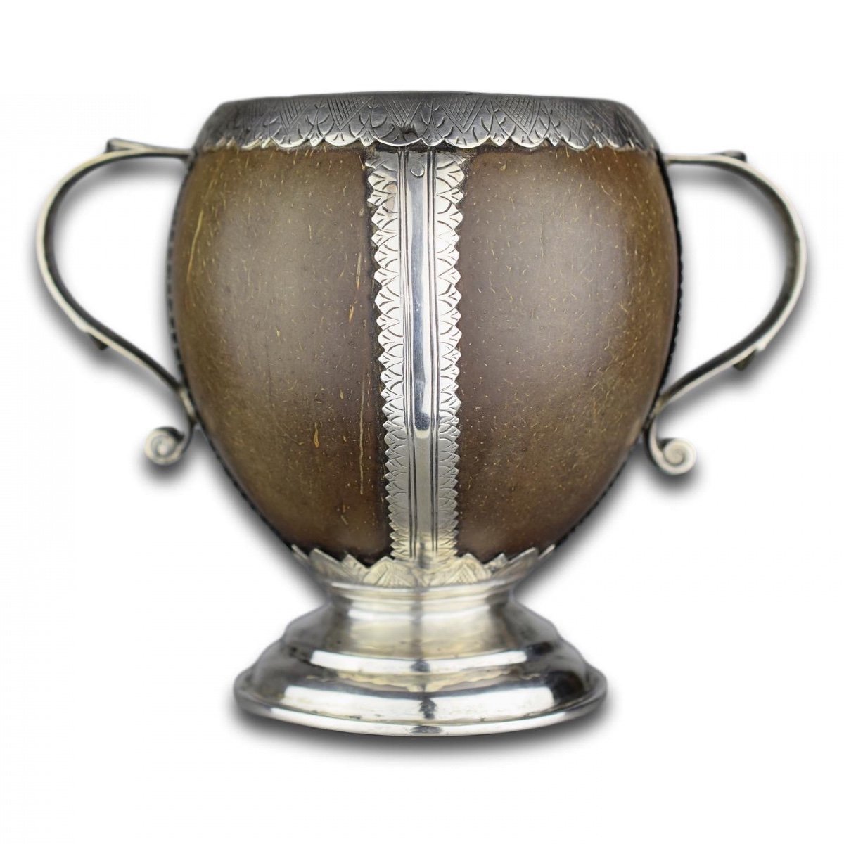 Une Tasse De Noix De Coco Montée En Argent. Anglais, Milieu Du XVIIIe Siècle.
