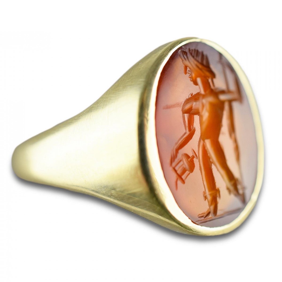 Bague En Or Avec Une Intaille En Cornaline Romaine Antique Du Dieu Mercure. -photo-1