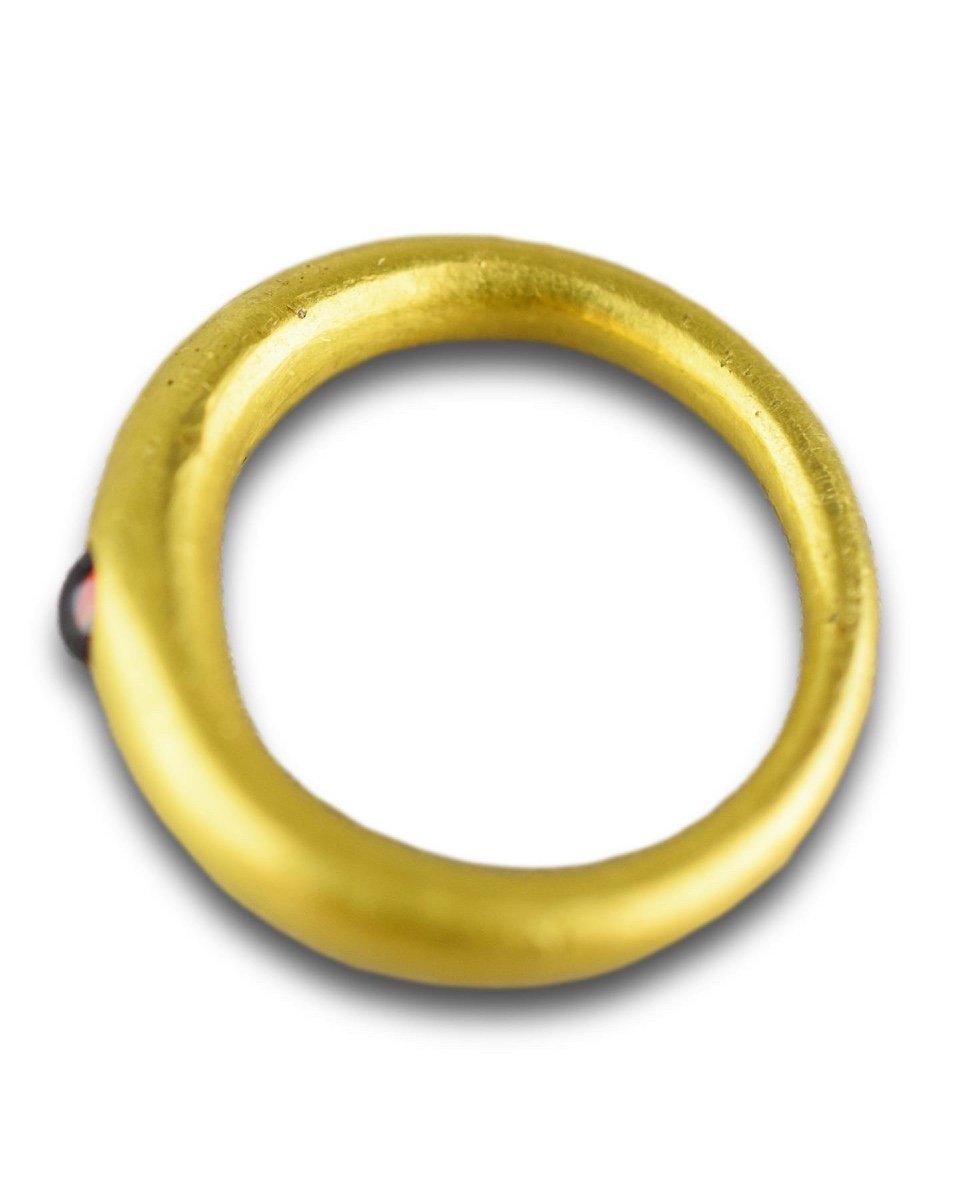 Ancient Gold Finger-ring Set With A Garnet. Roman, 3rd Century Ad.-photo-1