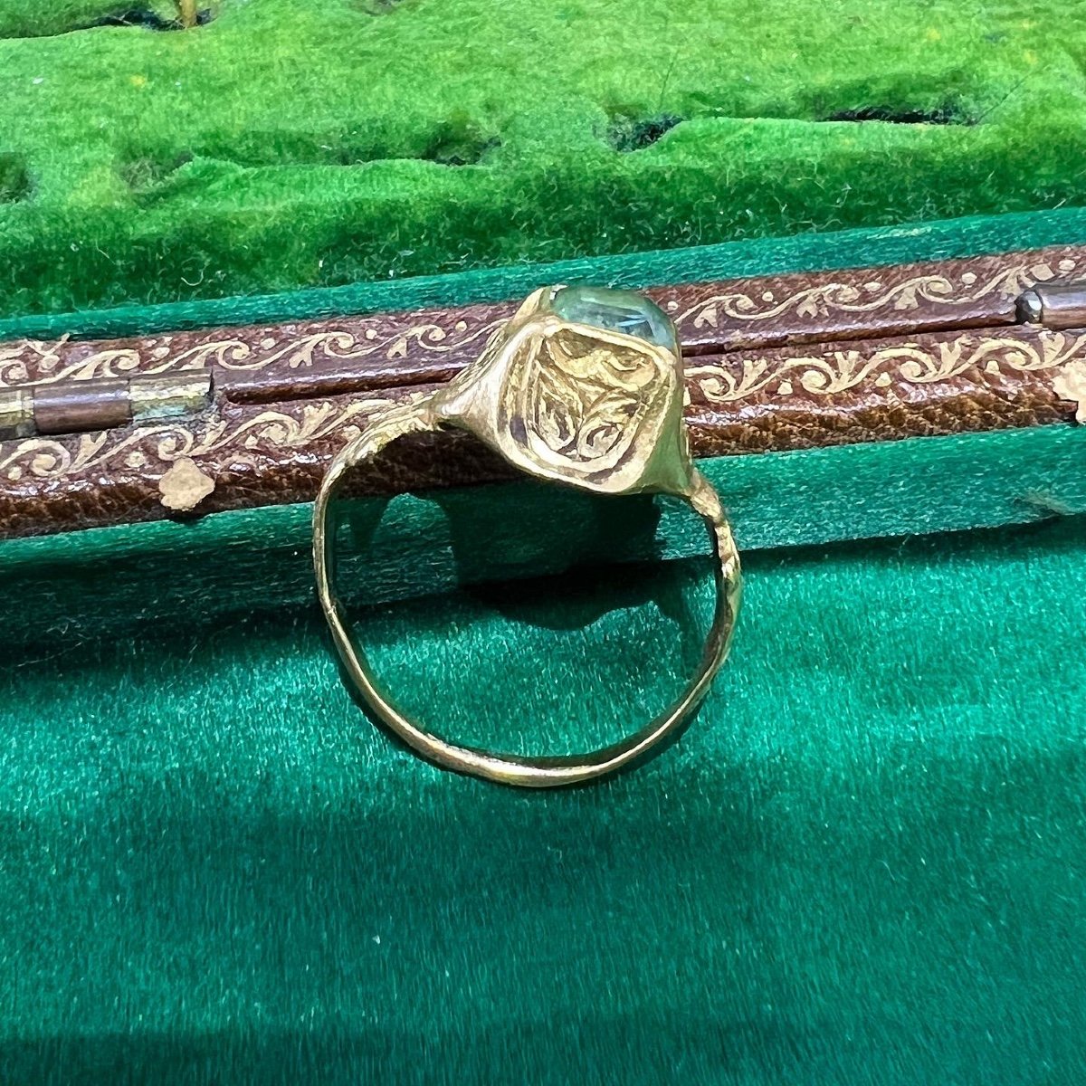 Gold Ring Set With A Table Cut Emerald. Western Europe, Late 16th Century.-photo-2
