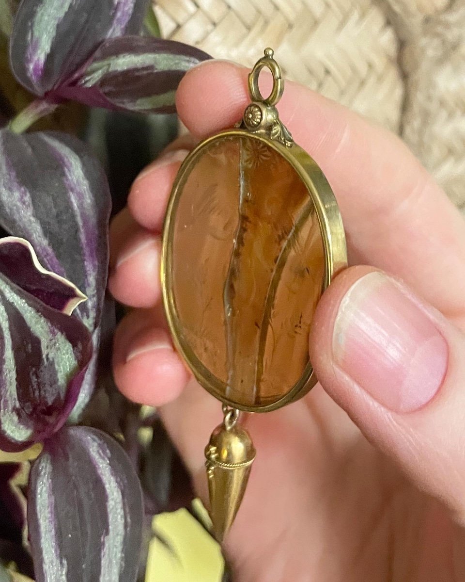 Pendentif En Or Avec Une Intaille En Agate Représentant Cupidon. Italien, XVIIe Siècle. -photo-3