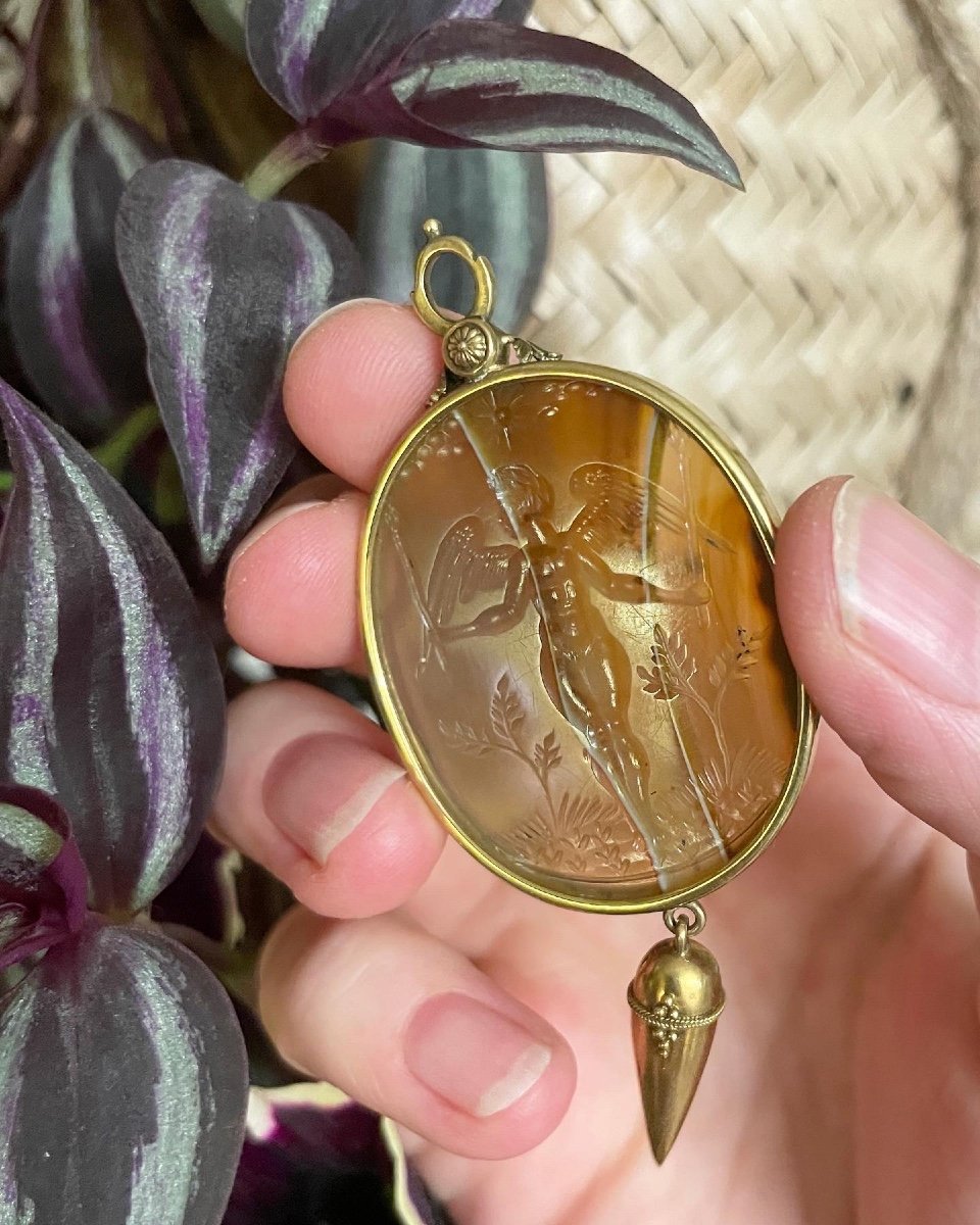 Pendentif En Or Avec Une Intaille En Agate Représentant Cupidon. Italien, XVIIe Siècle. -photo-3