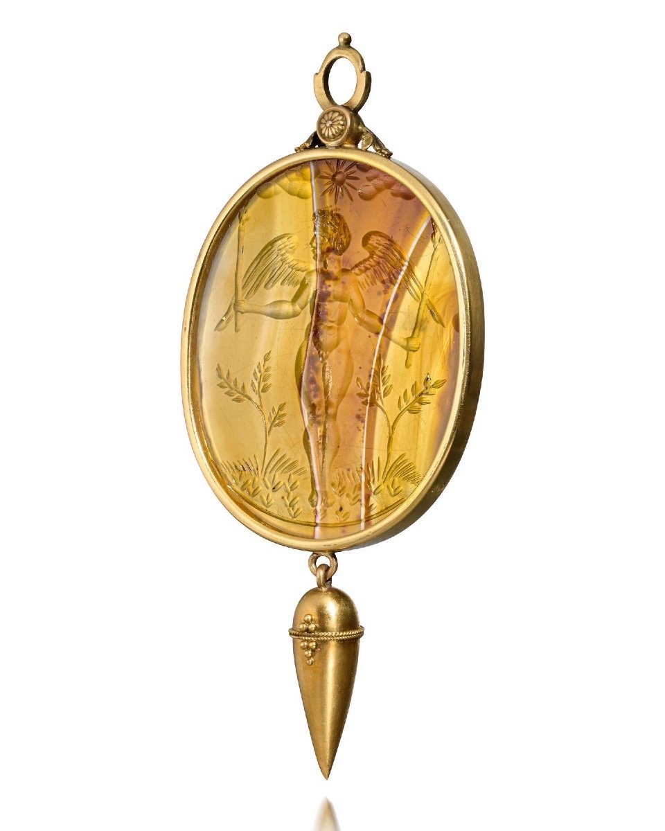 Pendentif En Or Avec Une Intaille En Agate Représentant Cupidon. Italien, XVIIe Siècle. 