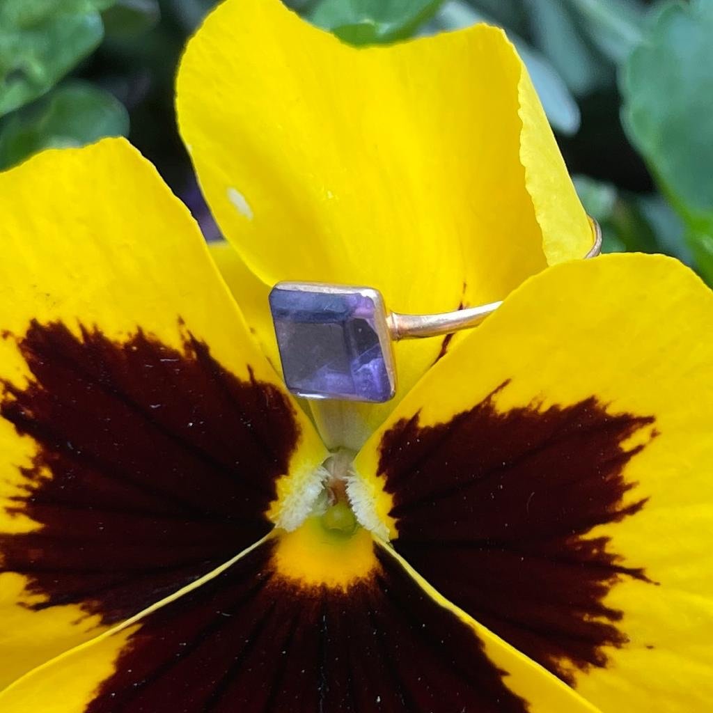 Delicate Gold Ring Set With A Table Cut Amethyst. English, Late 17th Century.-photo-3