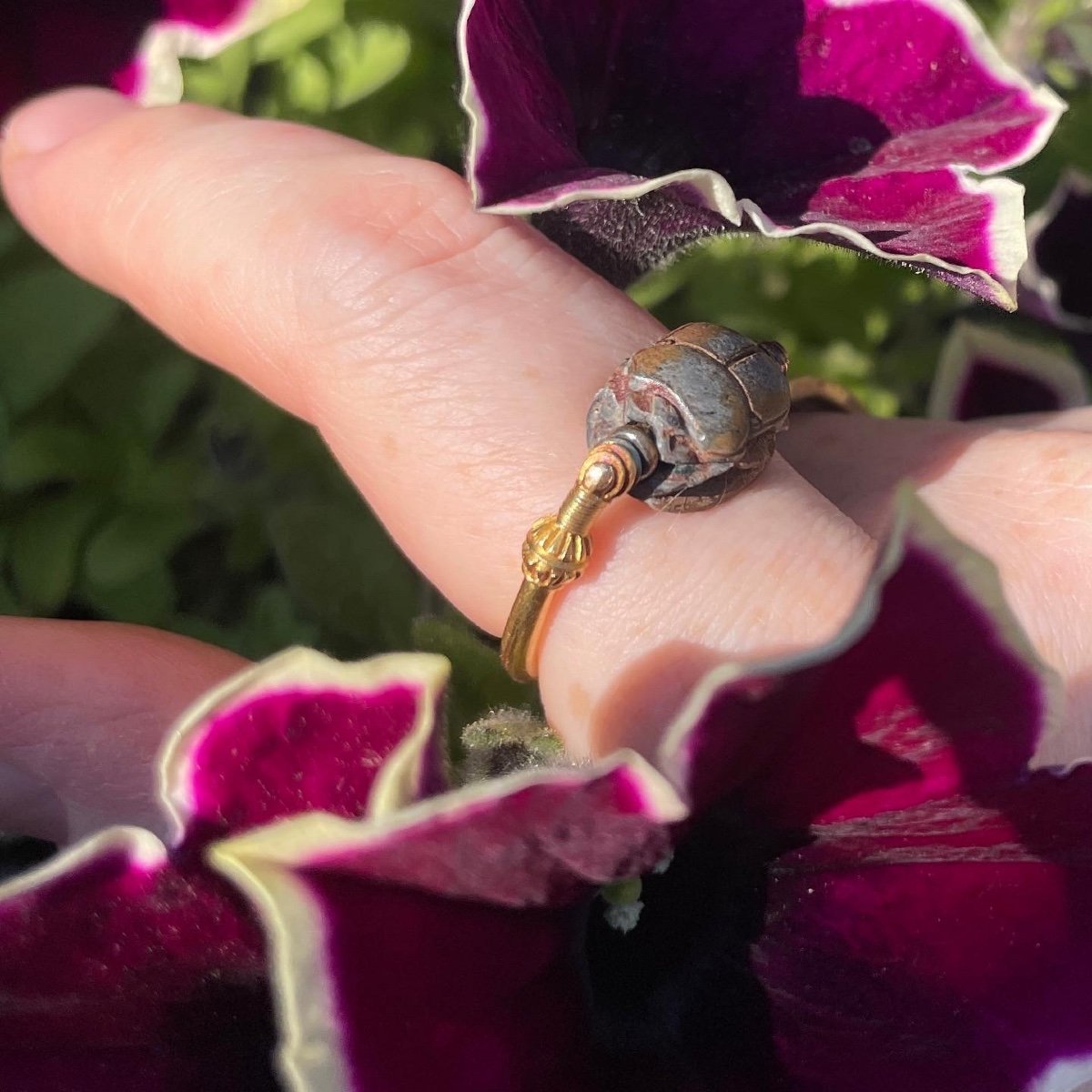 Bague En Or Néo-égyptienne Sertie d'Un Ancien Scarabée En Faïence égyptienne.  -photo-2