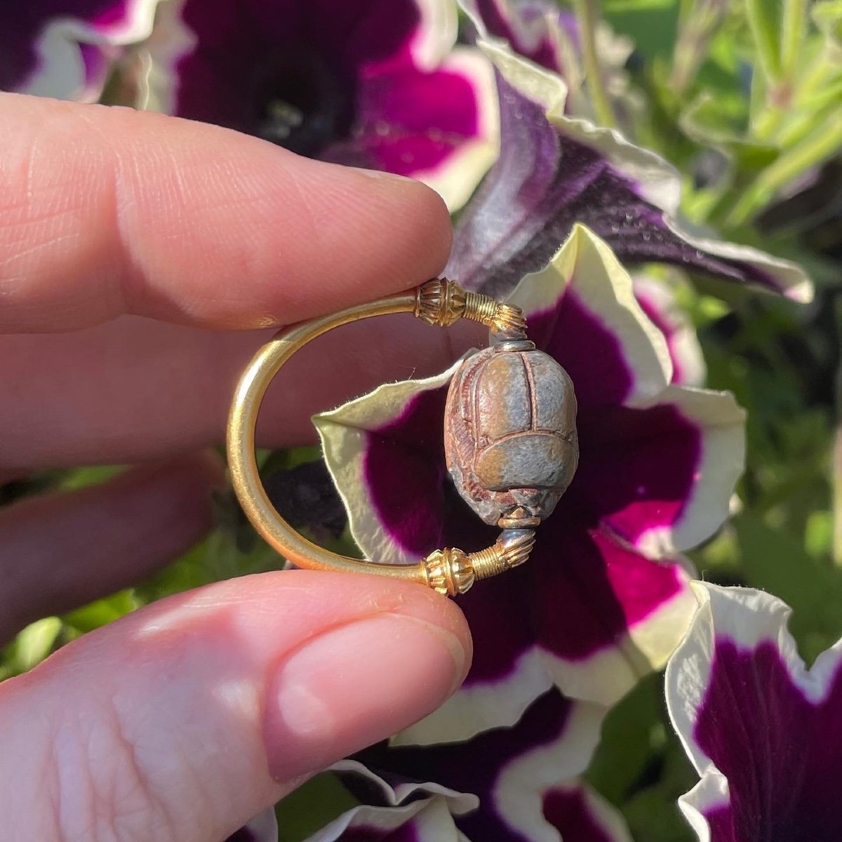 Bague En Or Néo-égyptienne Sertie d'Un Ancien Scarabée En Faïence égyptienne.  -photo-4